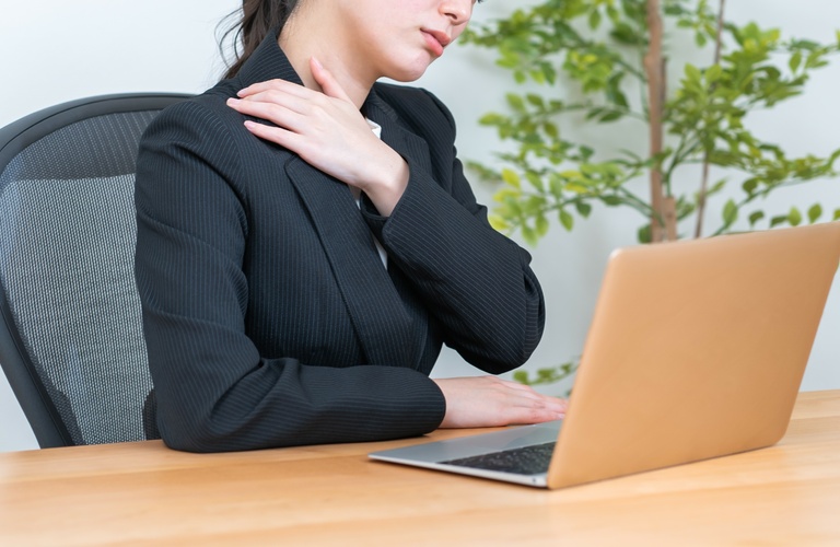 巻き肩を放置すると老け見えに？プロ直伝ストレッチで簡単リセット！