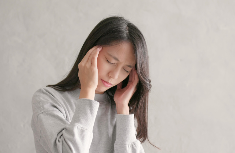 【専門家解説】こめかみの頭痛…考えられる6つの原因と受診目安